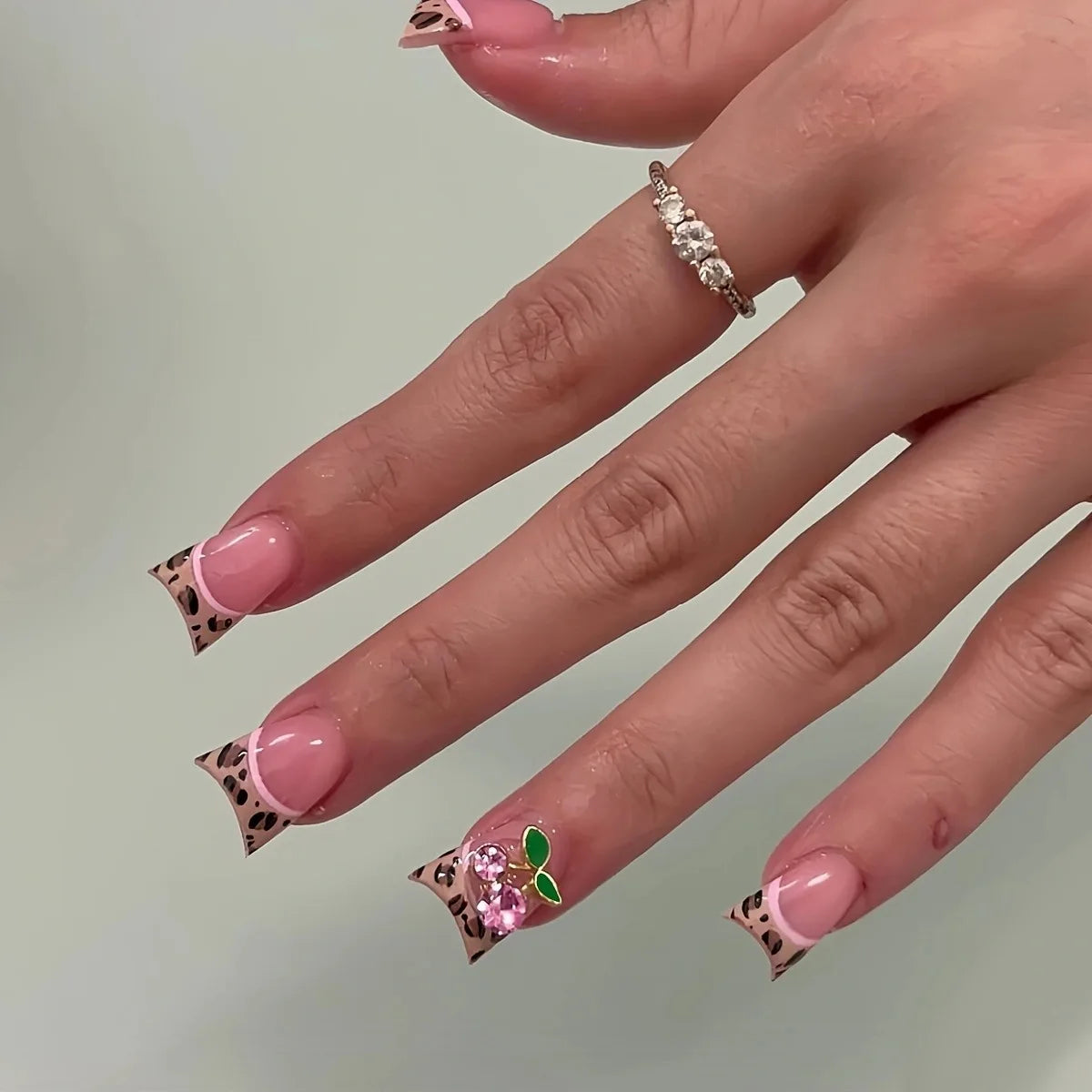 24pcs Diamond Duckbill Acrylic Press on Nails for Girls Short False Nails for Women 3d White French Fake Nails for Gluing Ready